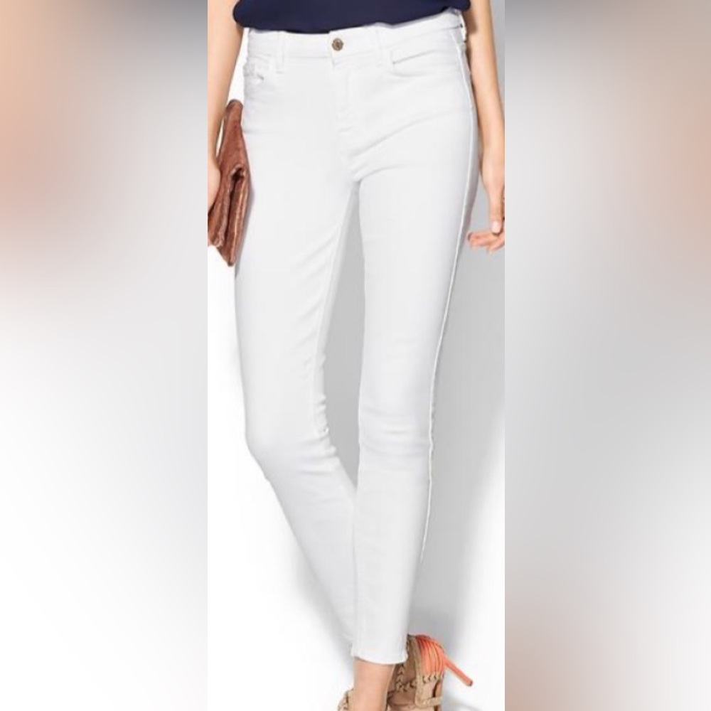 New with Tags! 7 for all Mankind White Denim Pants. Size 25.